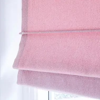 Roze vouwgordijn van dichtbij.