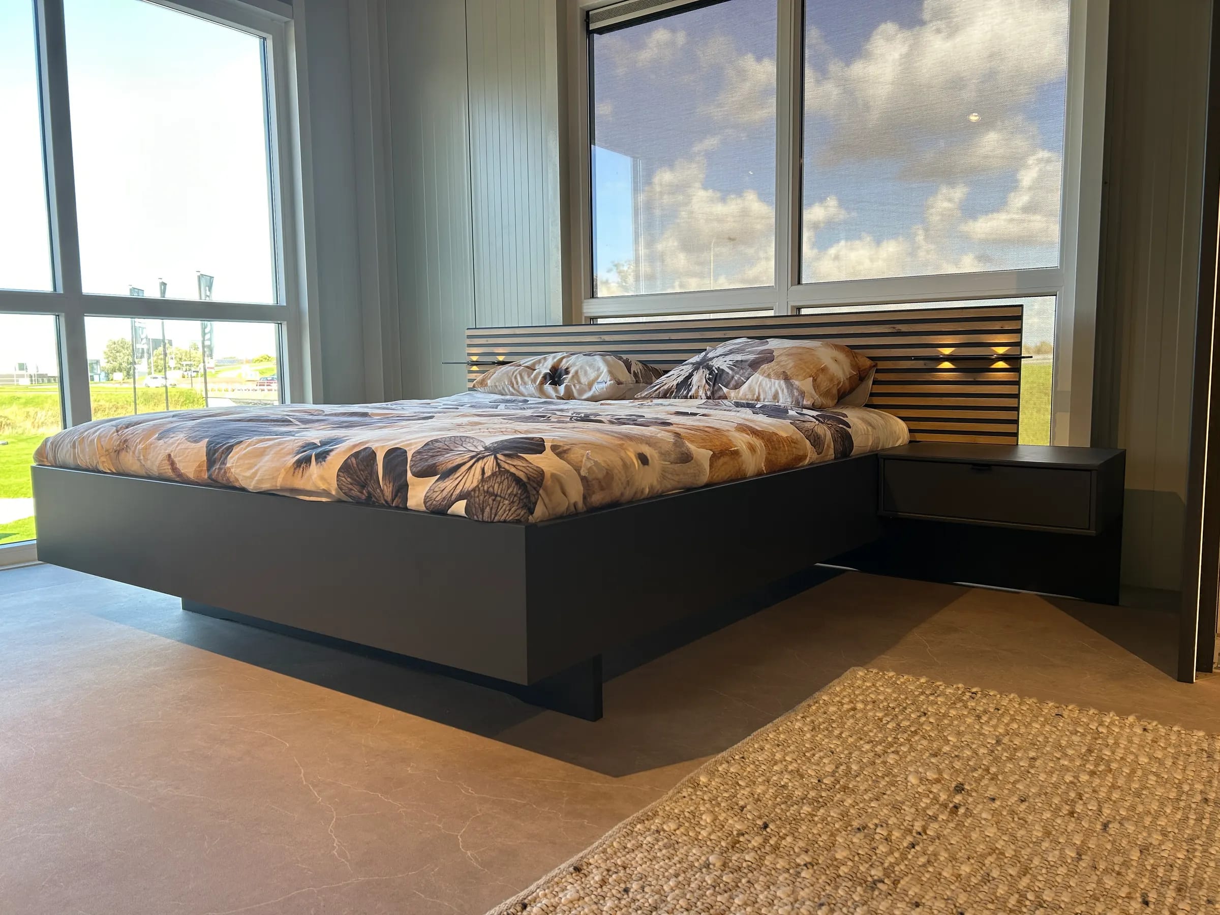 Ledikant_in_de_showroom_opgemaakt