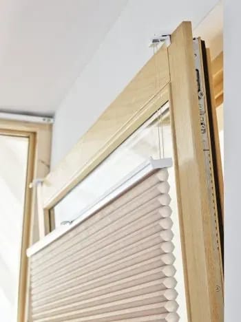 Honingraatgordijn op een houten draai-kiepraam.