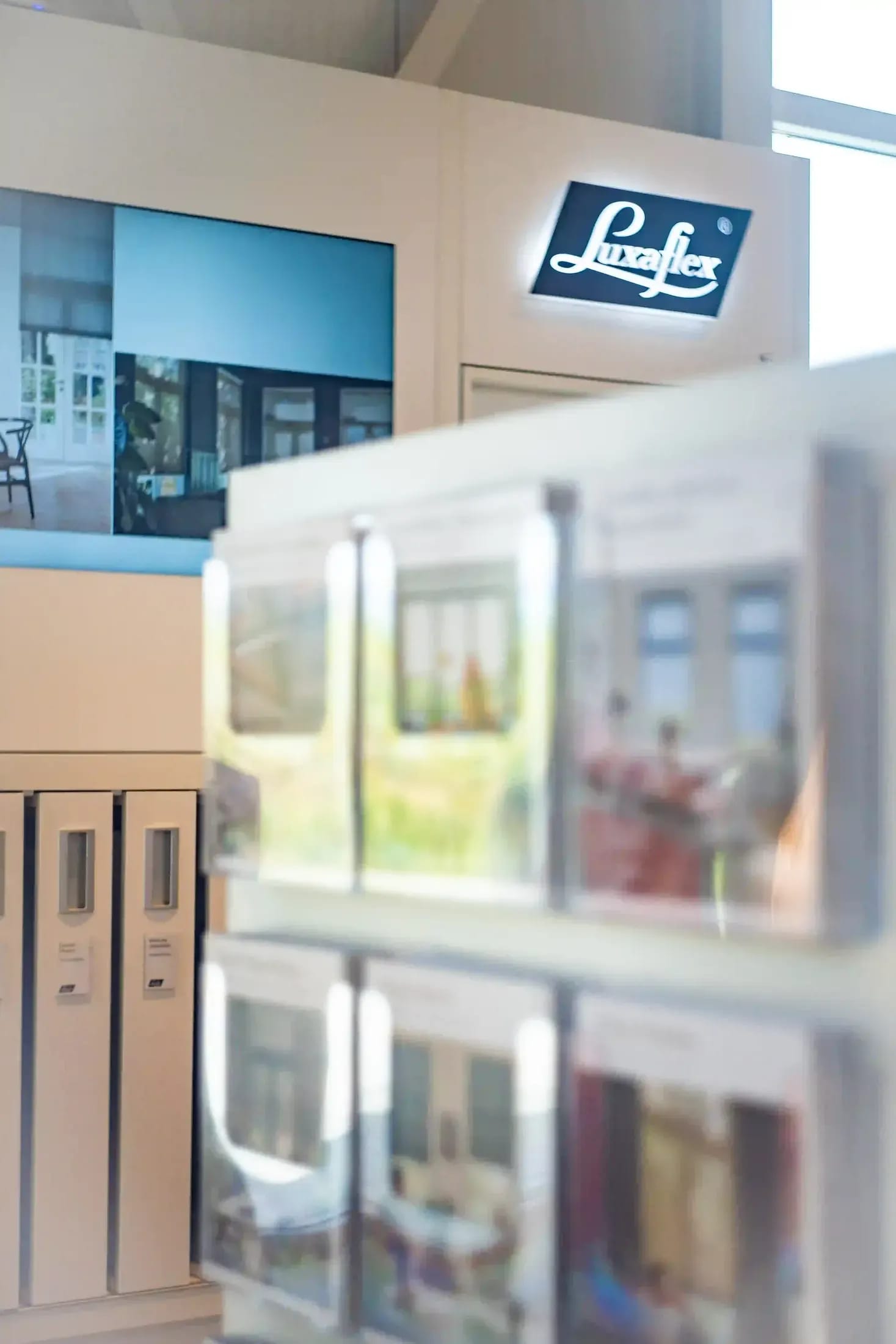 De Luxaflex-presentatie met stalenkasten in de showroom.