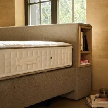 Matras op een boxspring met een hoofdbord met ingebouwde kast.