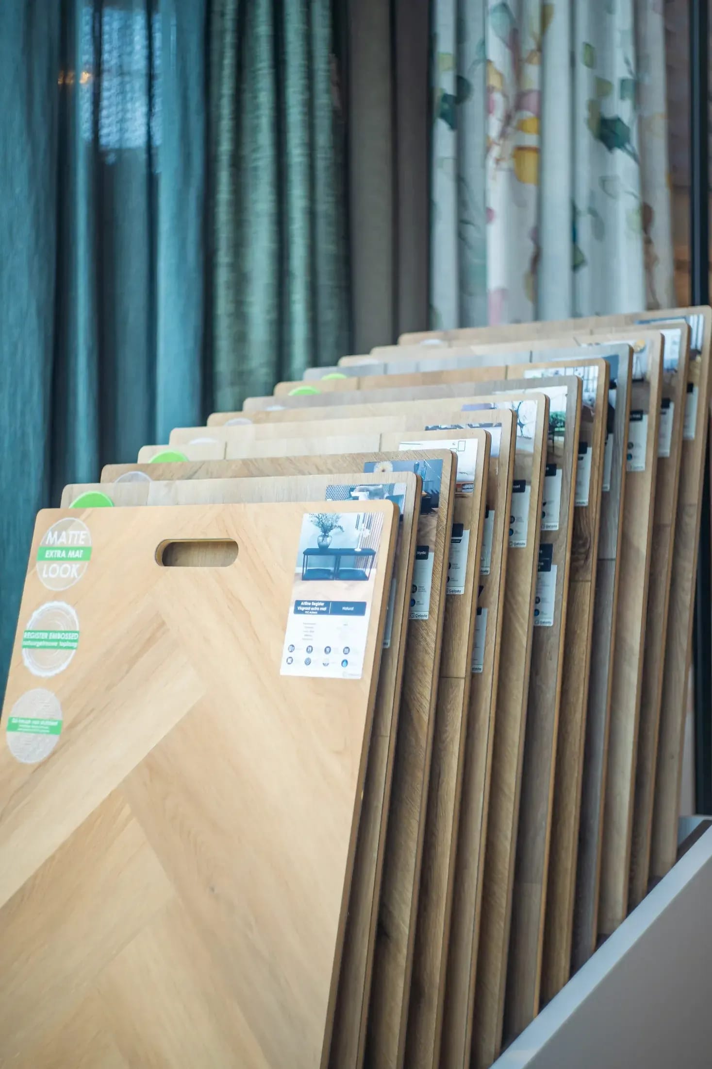 Rek met stalen van PVC-vloeren in visgraat.