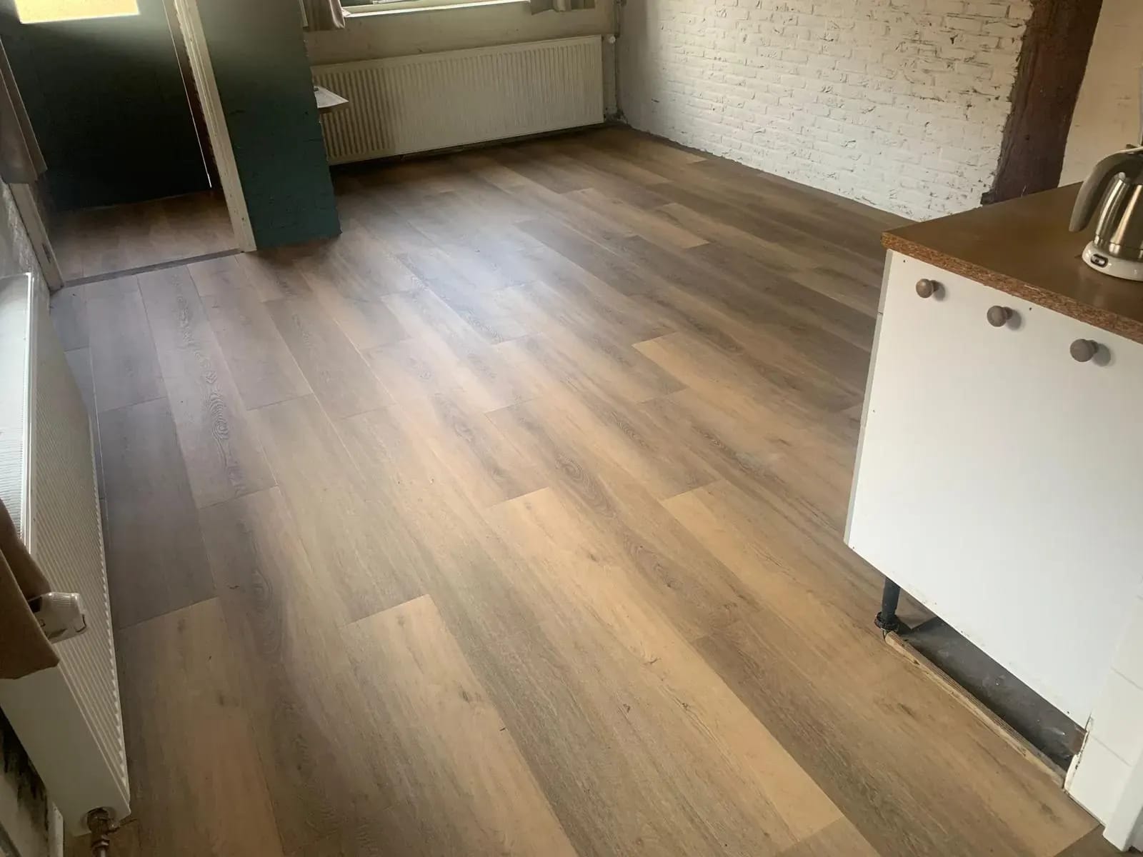 PVC-vloer in houtlook in een kleine keuken.