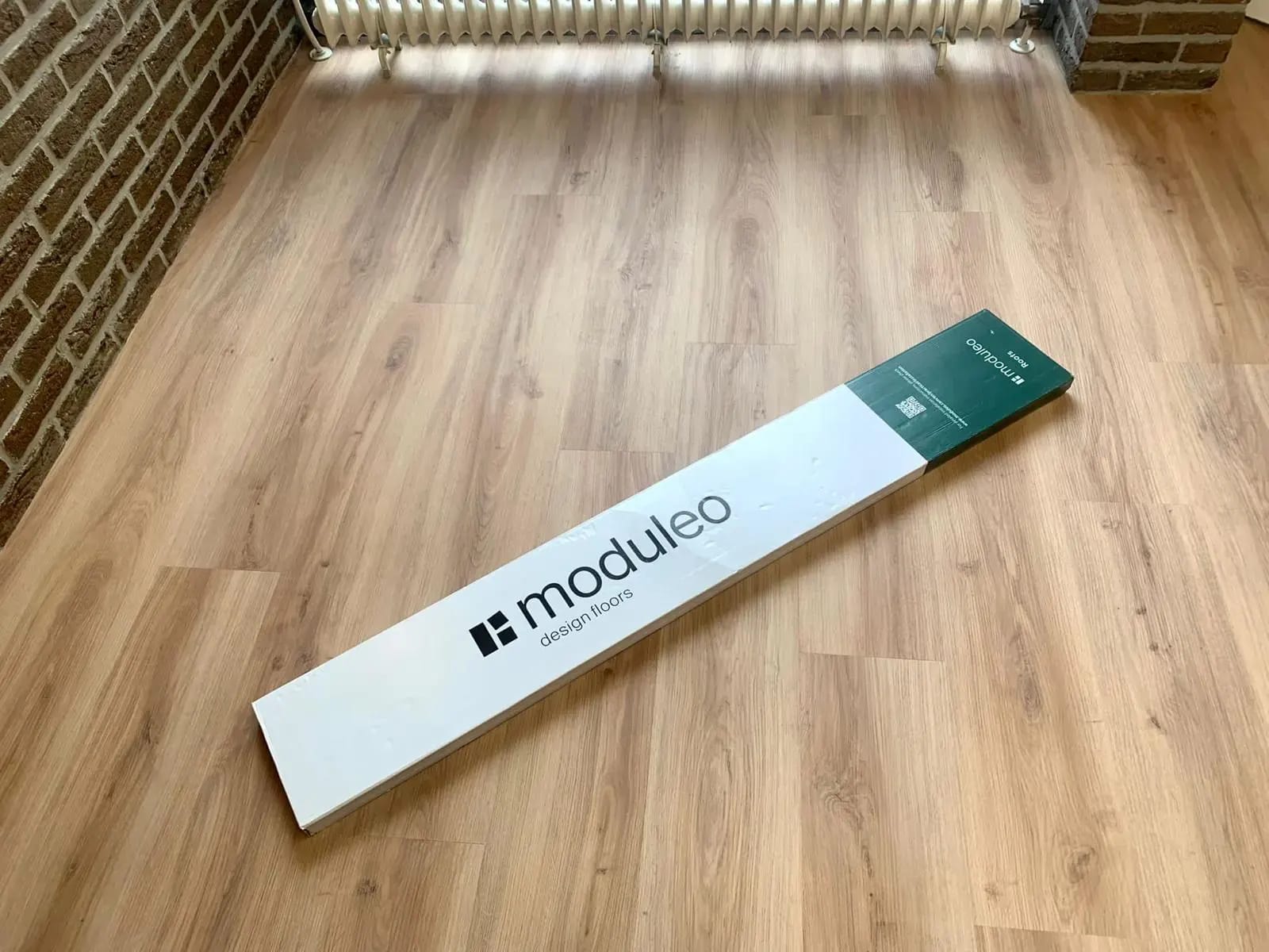 Nieuwe PVC-vloer met een pak Moduleo-planken erop.