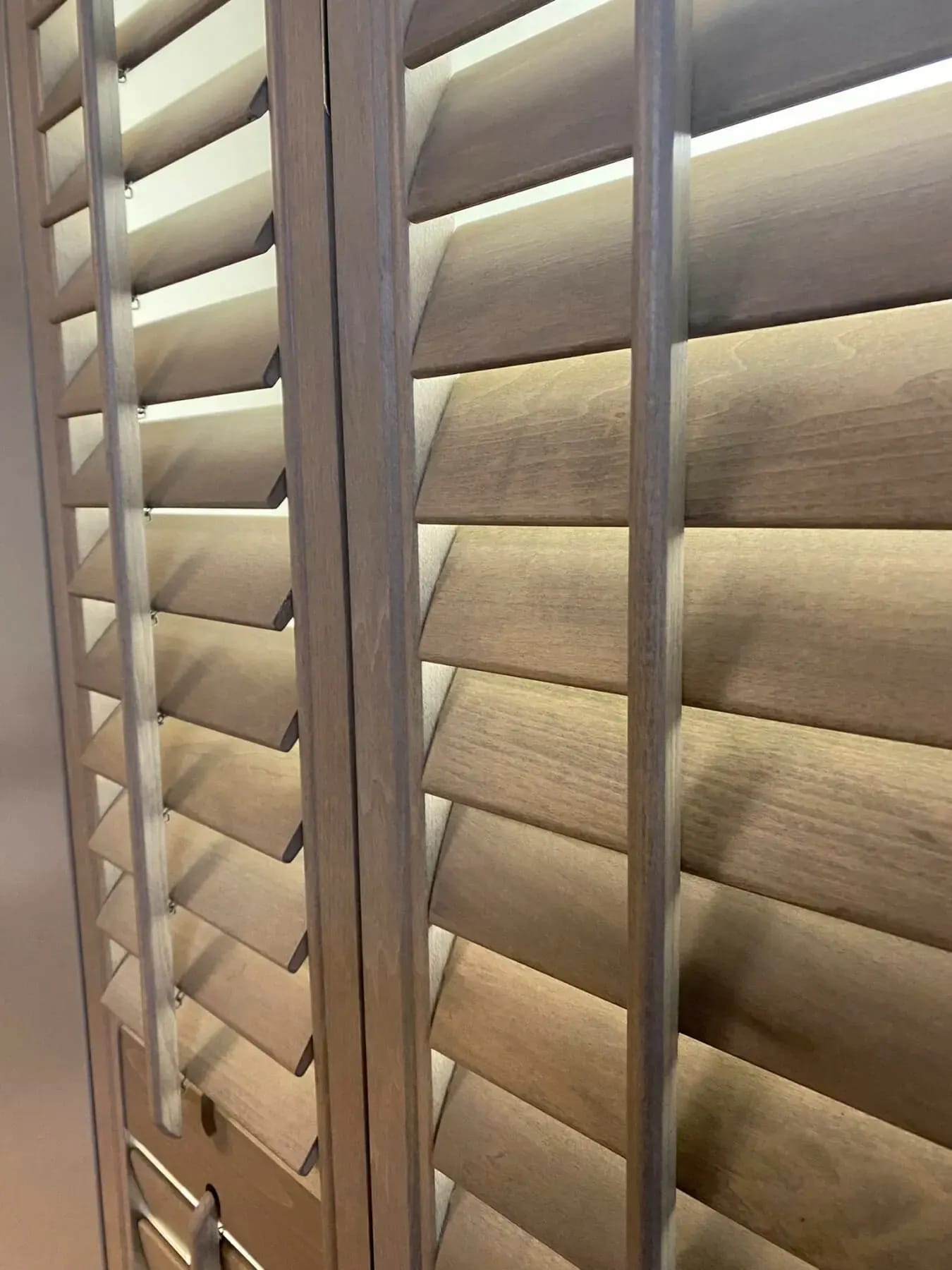 Houten shutters in tegenlicht, van dichtbij.