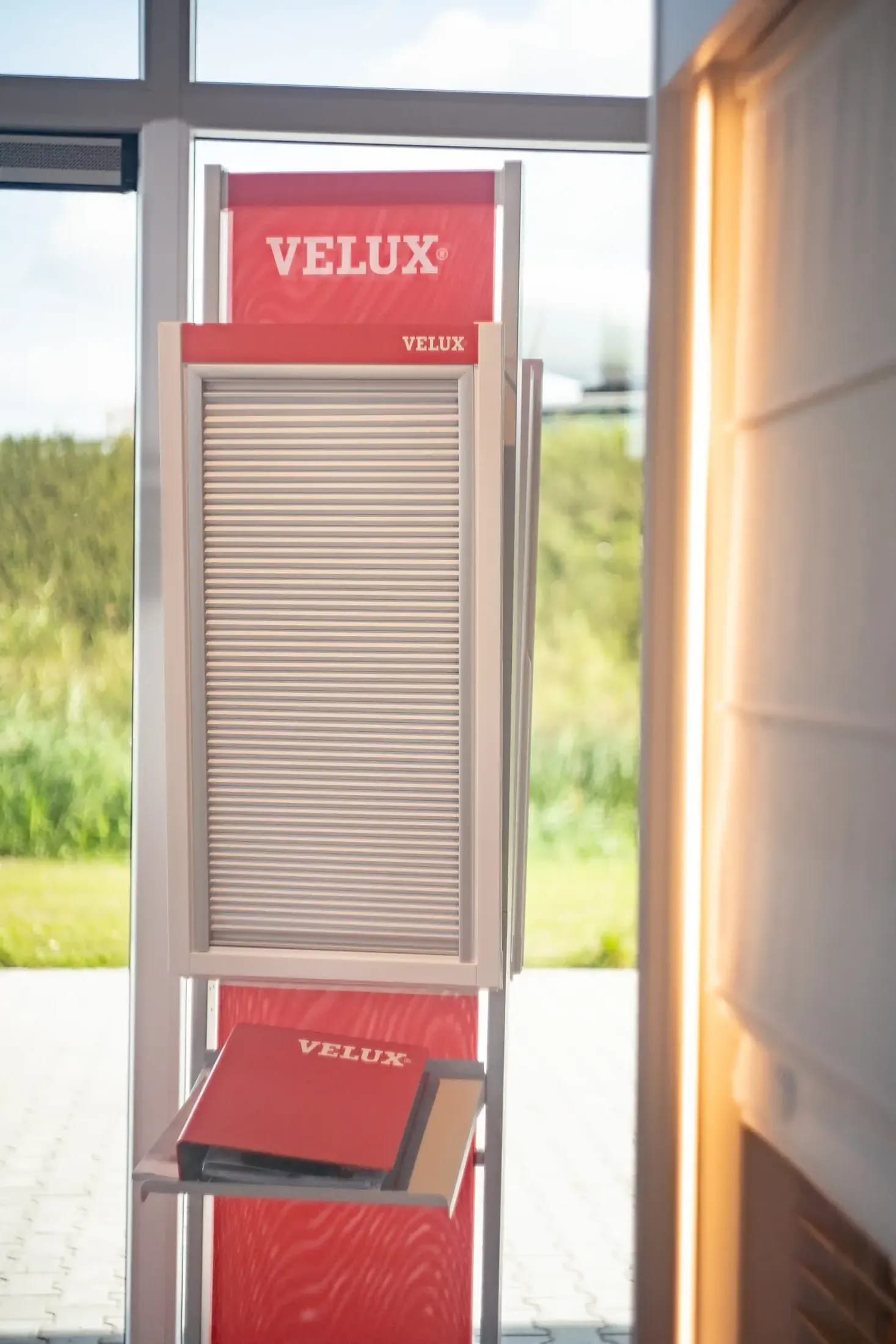 Display met dakraamdecoratie van Velux bij het raam.