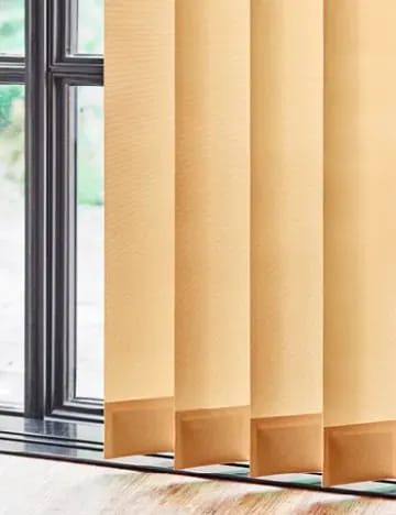 Okergele verticale lamellen voor een raam met houten kozijn.