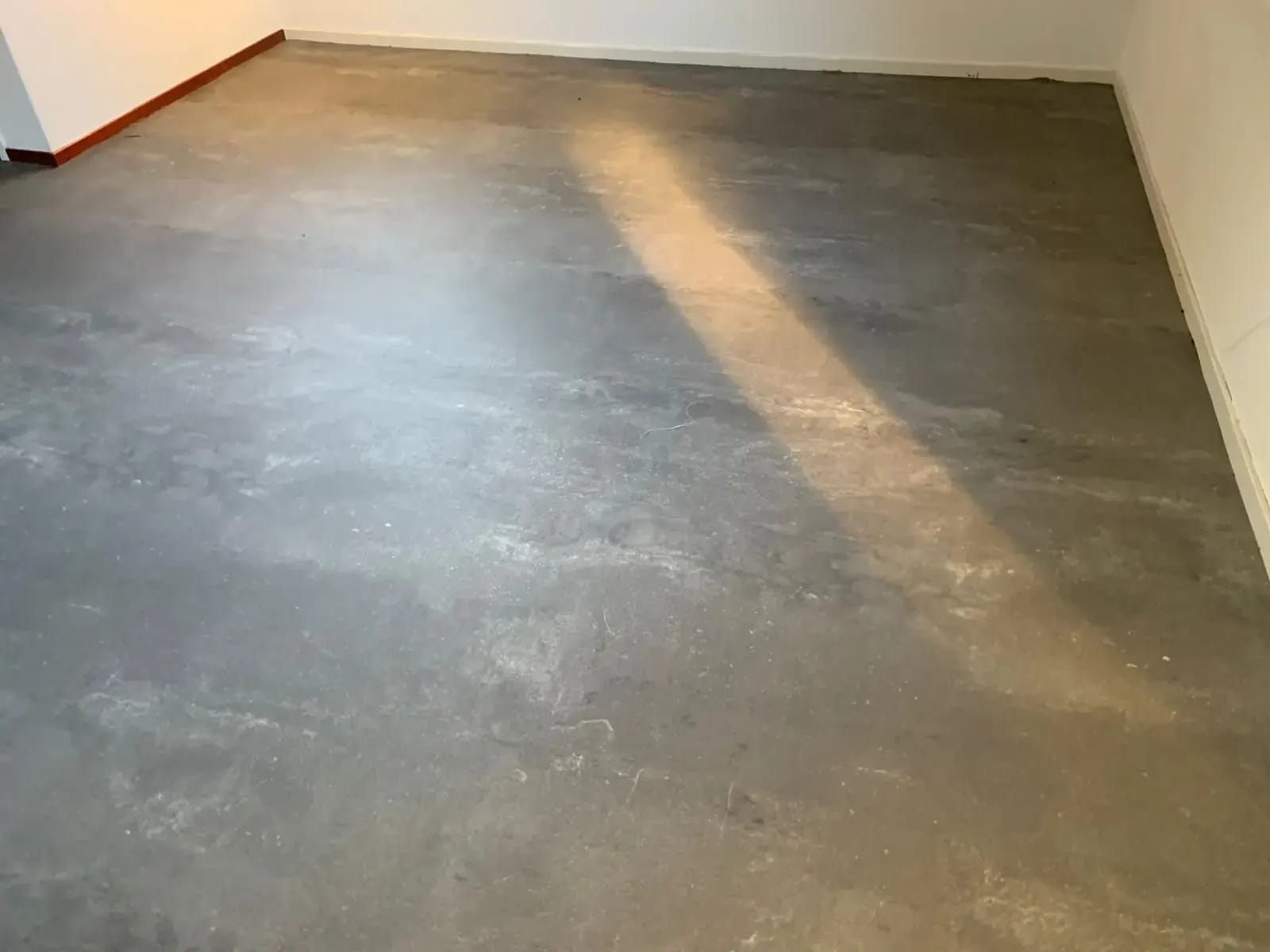 Vinylvloer in betonlook in zonlicht.