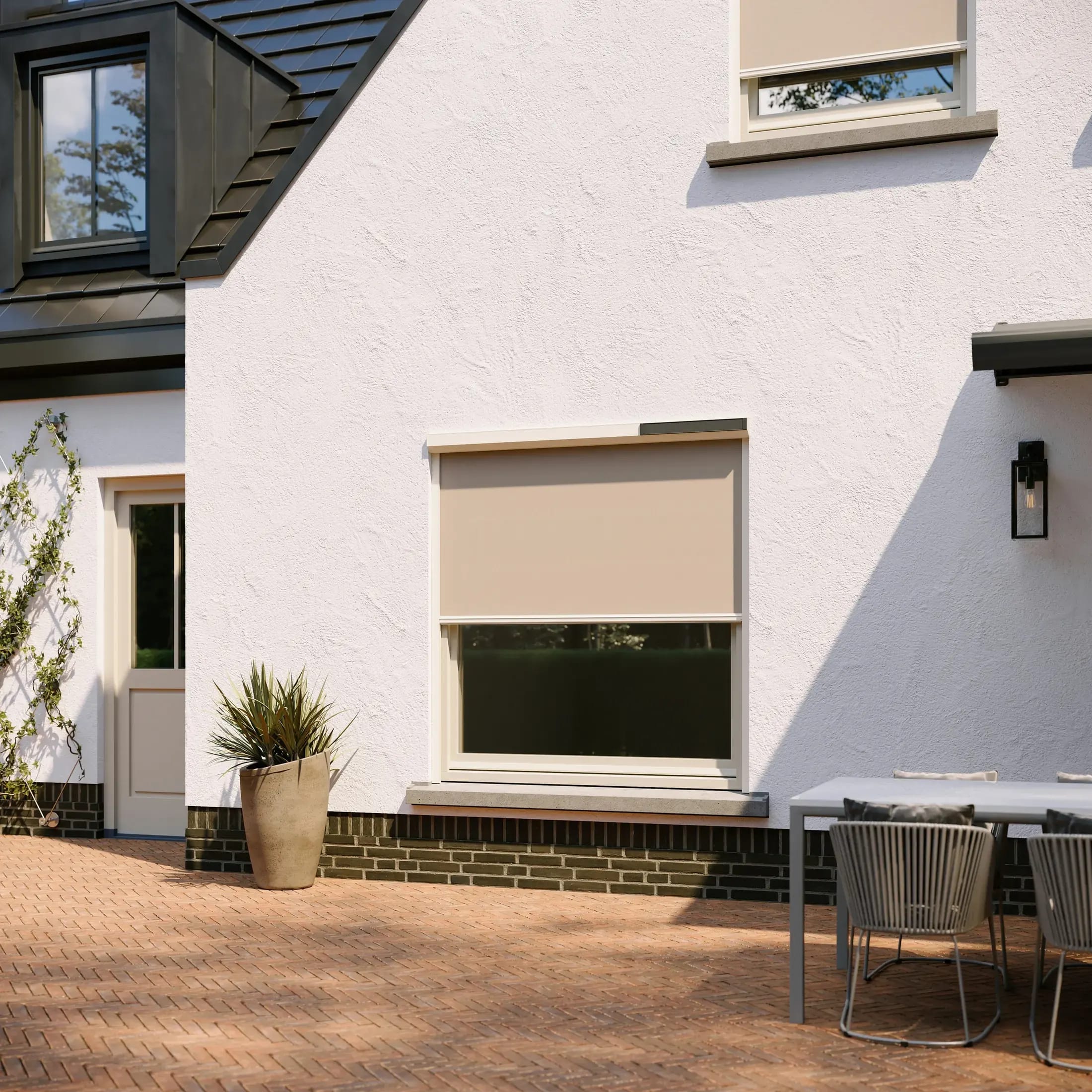 Beige zipscreen voor het raam van een witte gevel.