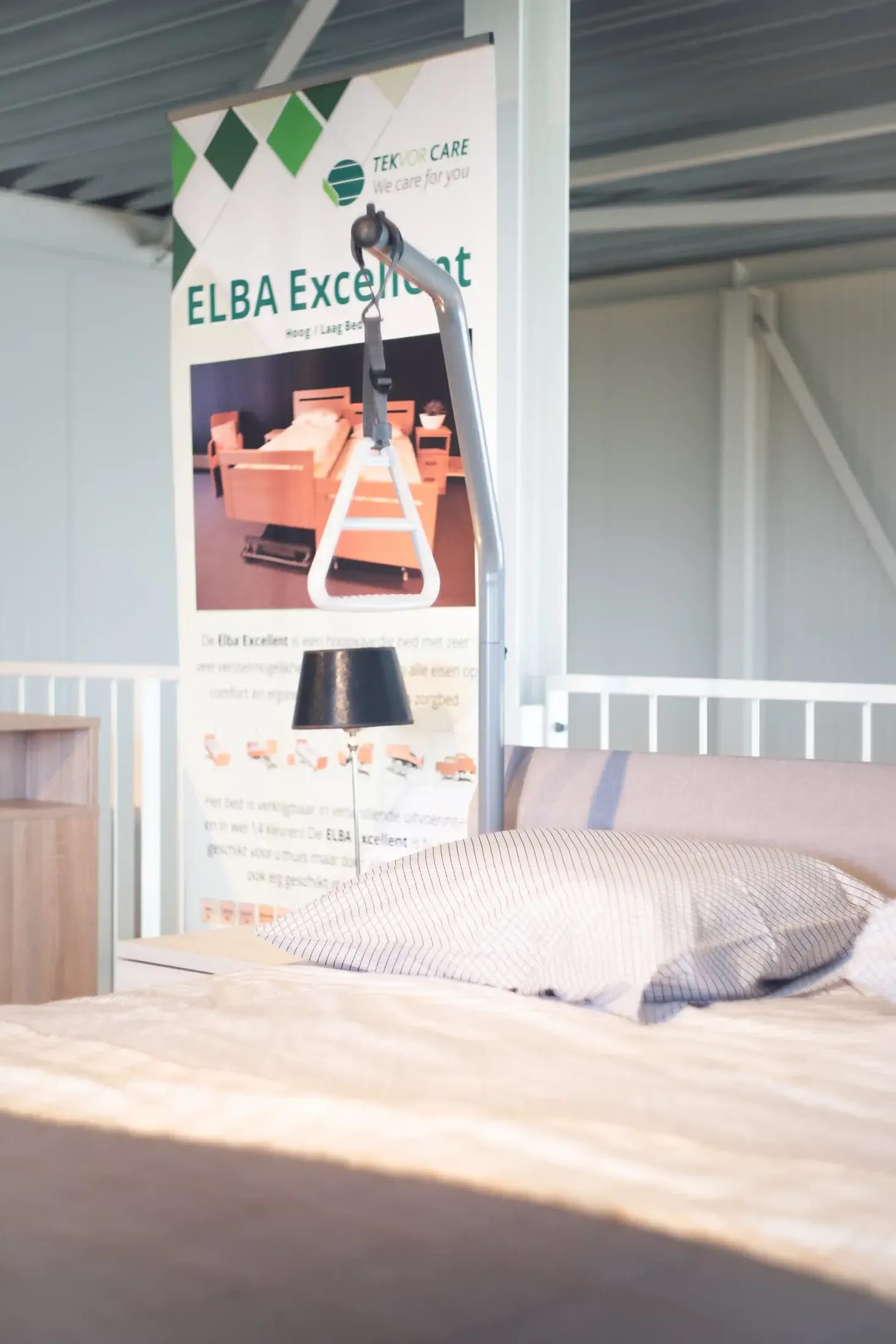 Presentatie van het zorgbed Elba in de showroom.