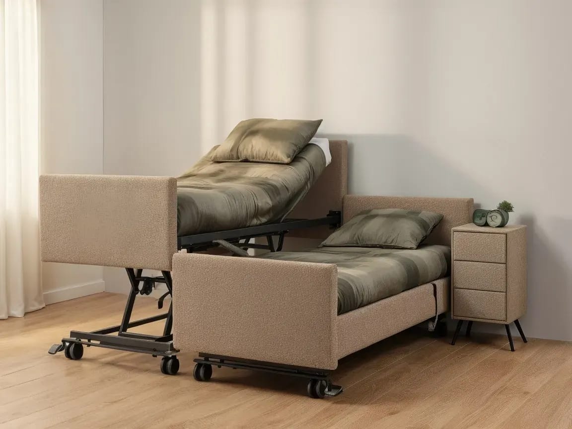 Beige hoog-laag zorgbed met het hoofdeinde omhoog.