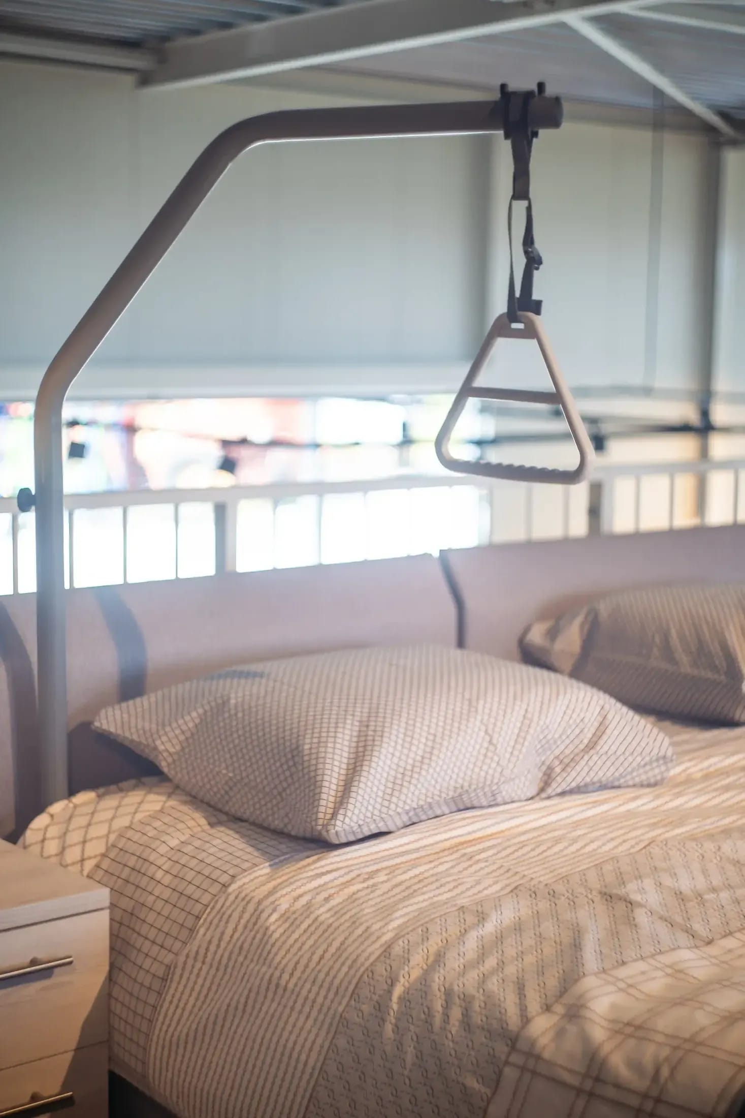 Zorgbed met papegaai en opgemaakt bed in de showroom.