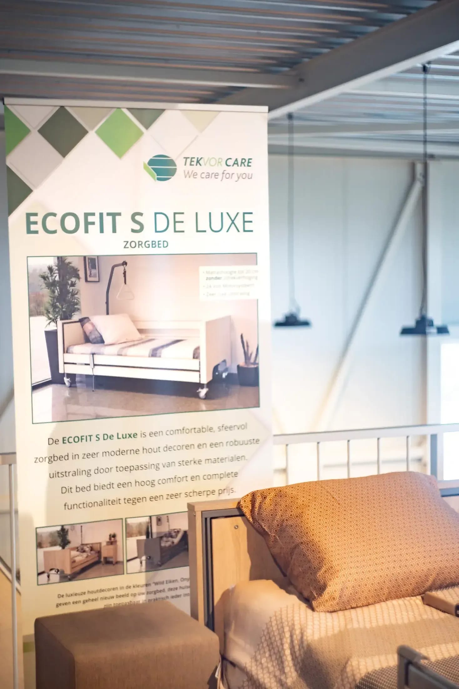 Presentatie van een zorgbed van Tekforcare in de showroom.