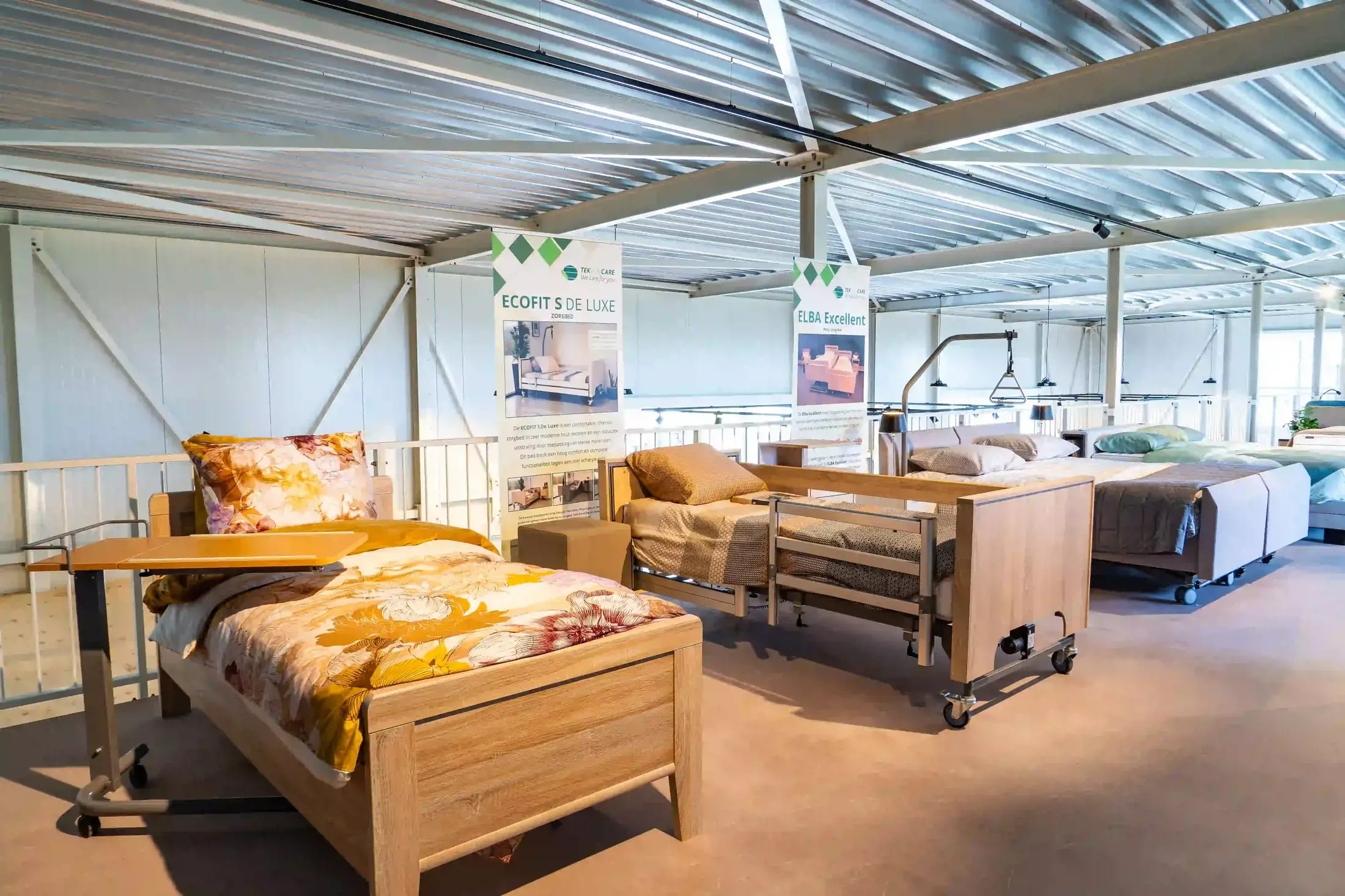 Zorgbedden met houten ombouw in de showroom in Franeker.
