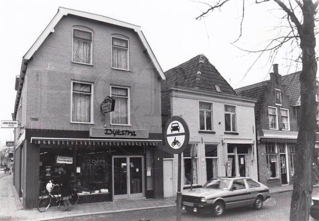Historische zwart-witfoto van het pand waar Dijkstra Woninginrichting begon in Franeker.