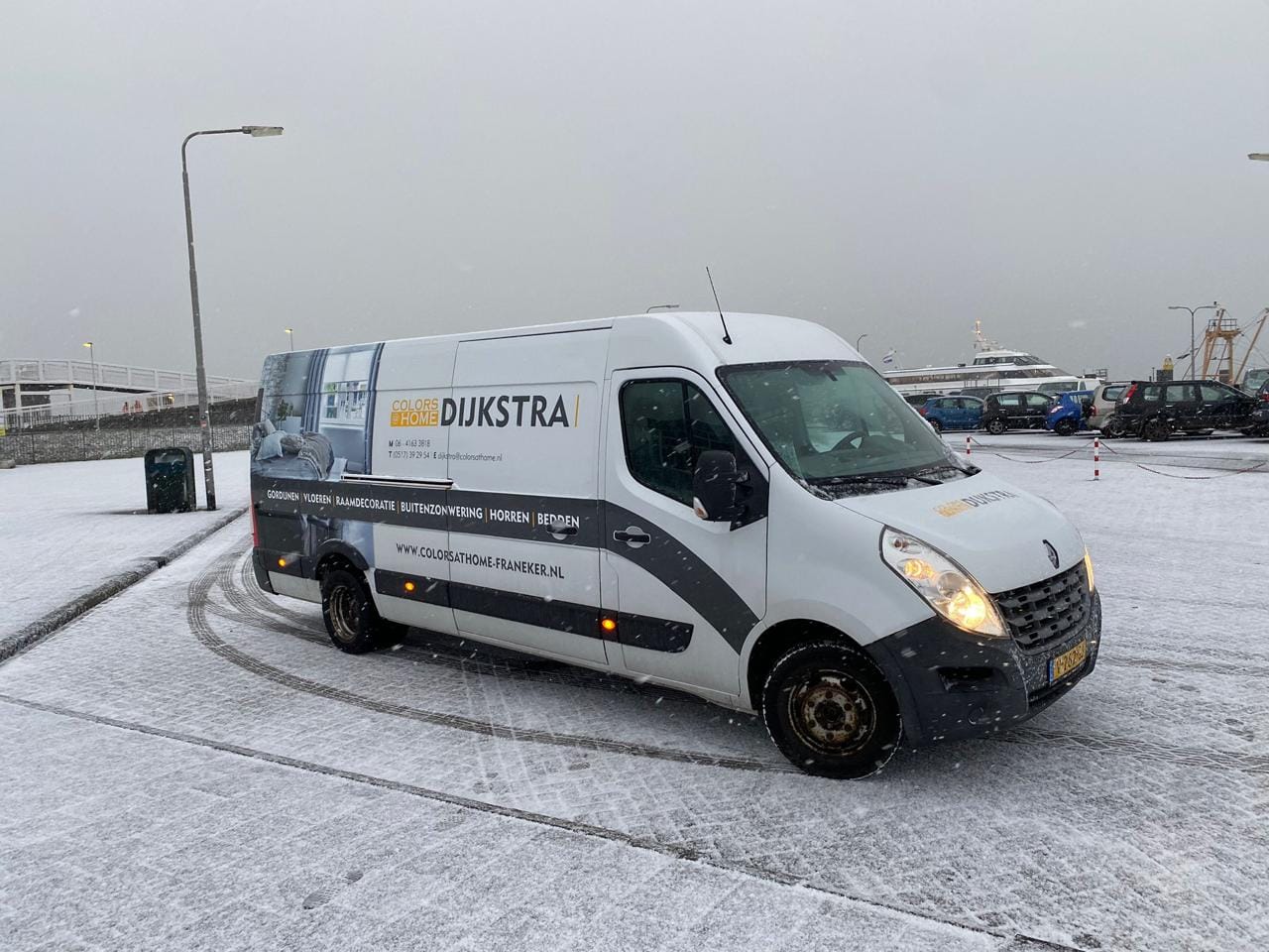 Witte mobiele showroombus waarmee wij klanten op Terschelling op locatie bezoeken.