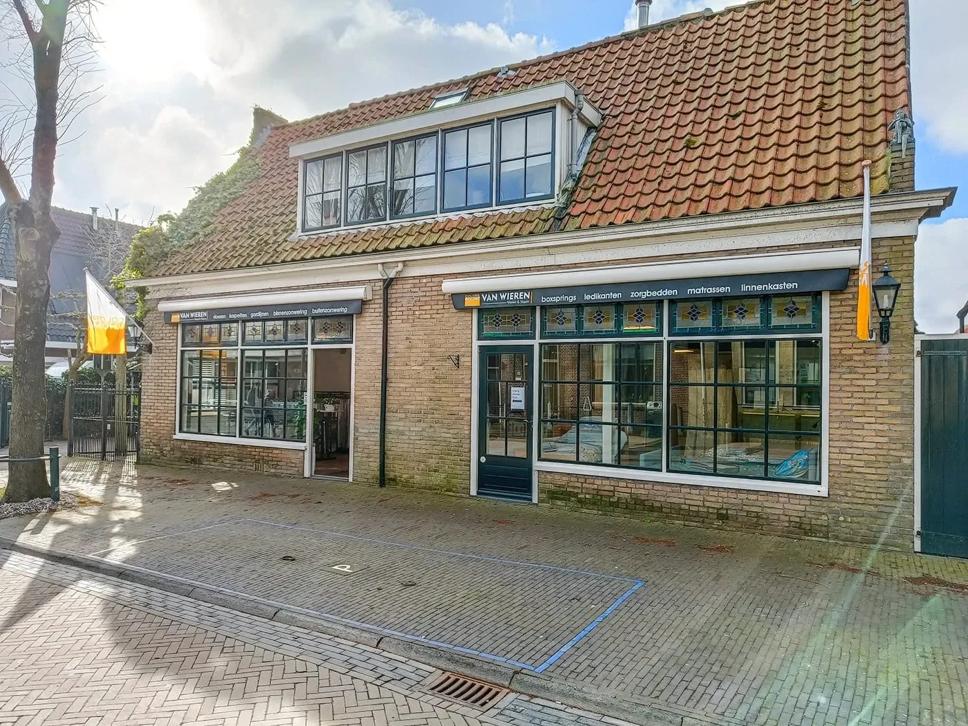 Voorgevel van onze vaste showroom op Terschelling aan de Oosterburen 46 in Midsland.