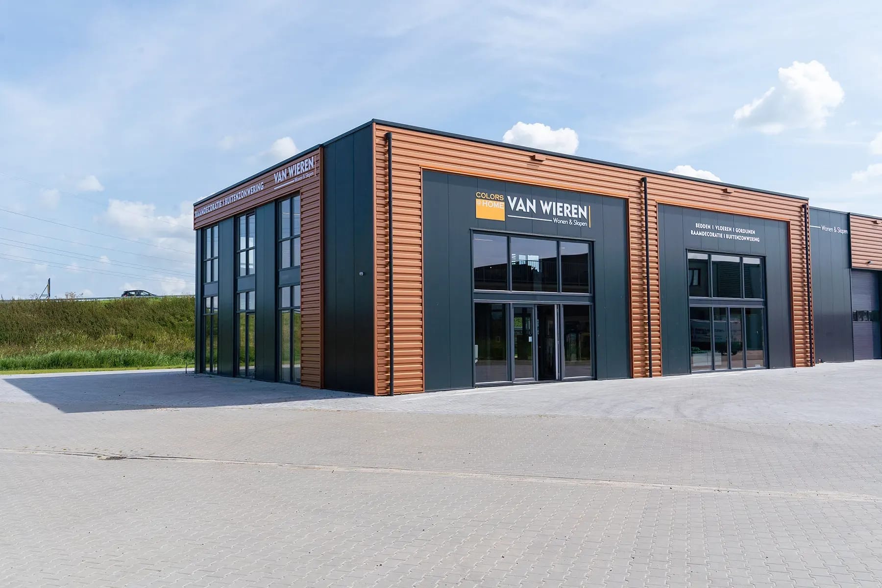 Showroom aan de Kiehoek 20 in Franeker met grote ramen en opvallend oranje accent.