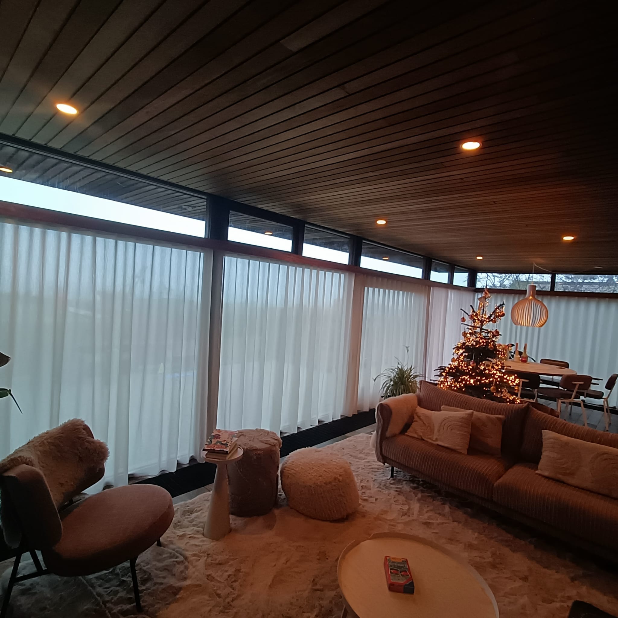 Inbetweens voor de ramen van een woonkamer op Terschelling.