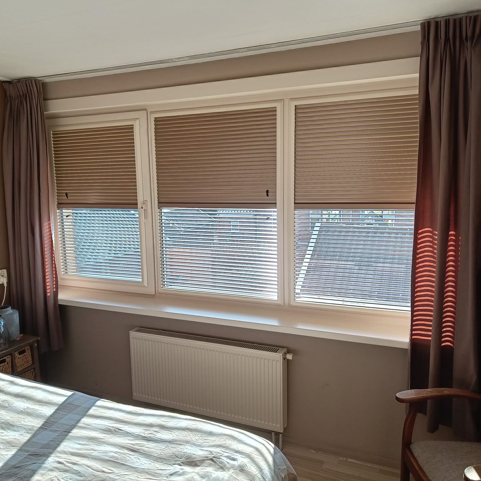 Shutters voor de ramen van een woning in Ried.