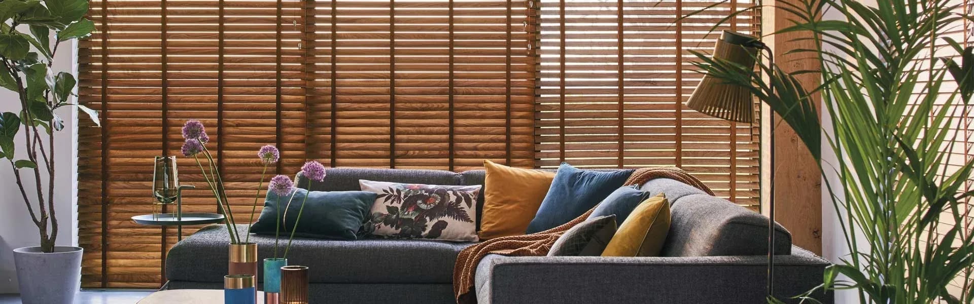 Raamdecoratie op maat in een moderne woonkamer.