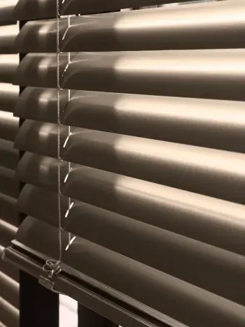Detail van een bronskleurige aluminium jaloezie.