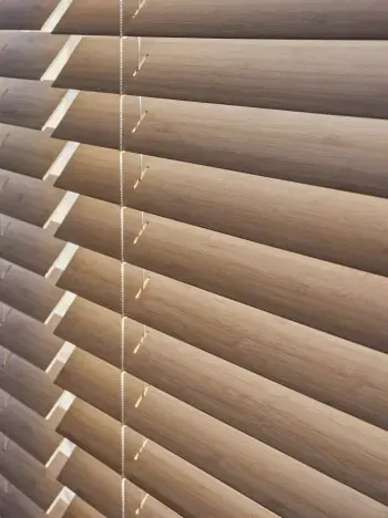 Detail van een jaloezie van bamboe in warm licht.