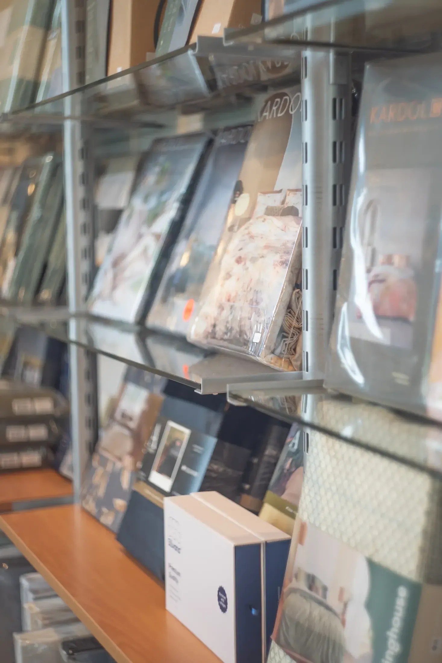 Schappen met verpakt beddengoed in de showroom.