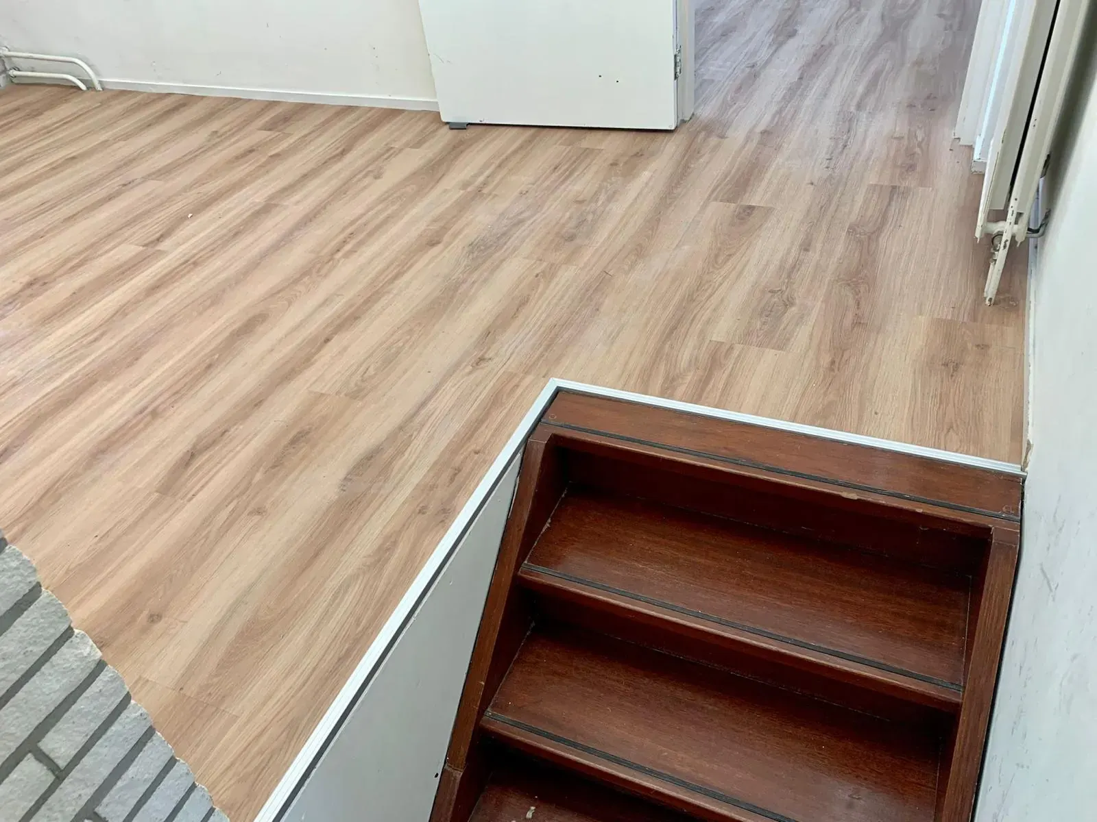 PVC-vloer netjes afgewerkt rond een trapgat.