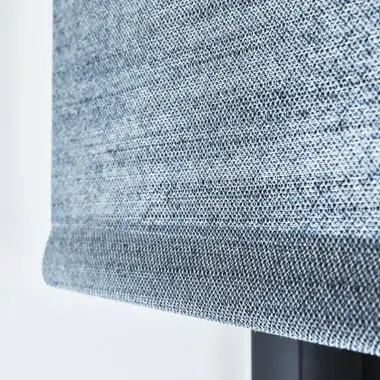 Detail van de stof van een blauwgrijs rolgordijn.