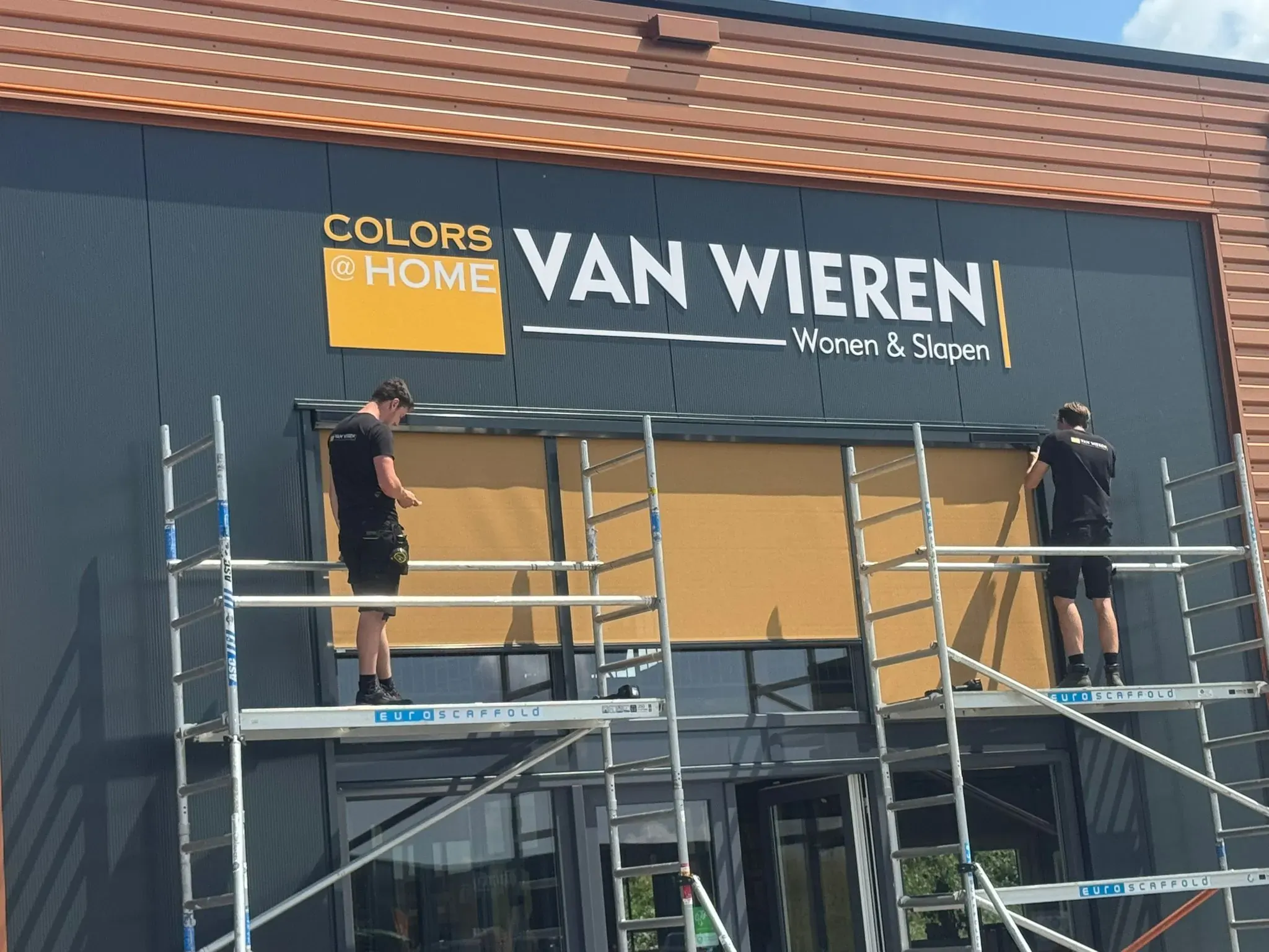 De screens aan het pand van Van Wieren zijn bijna klaar.