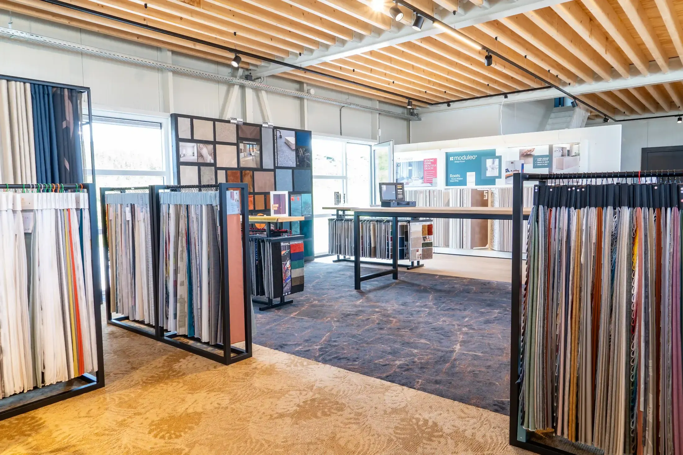 Rekken met gordijnstoffen in de showroom in Franeker.