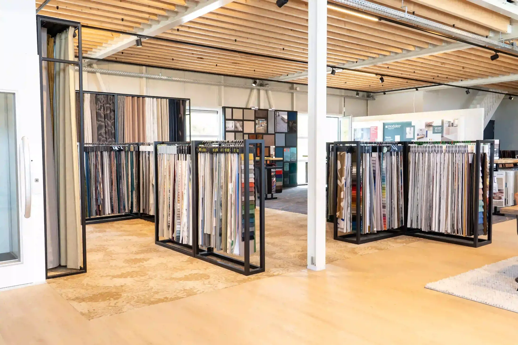 Overzicht van de gordijnrekken in de showroom in Franeker.