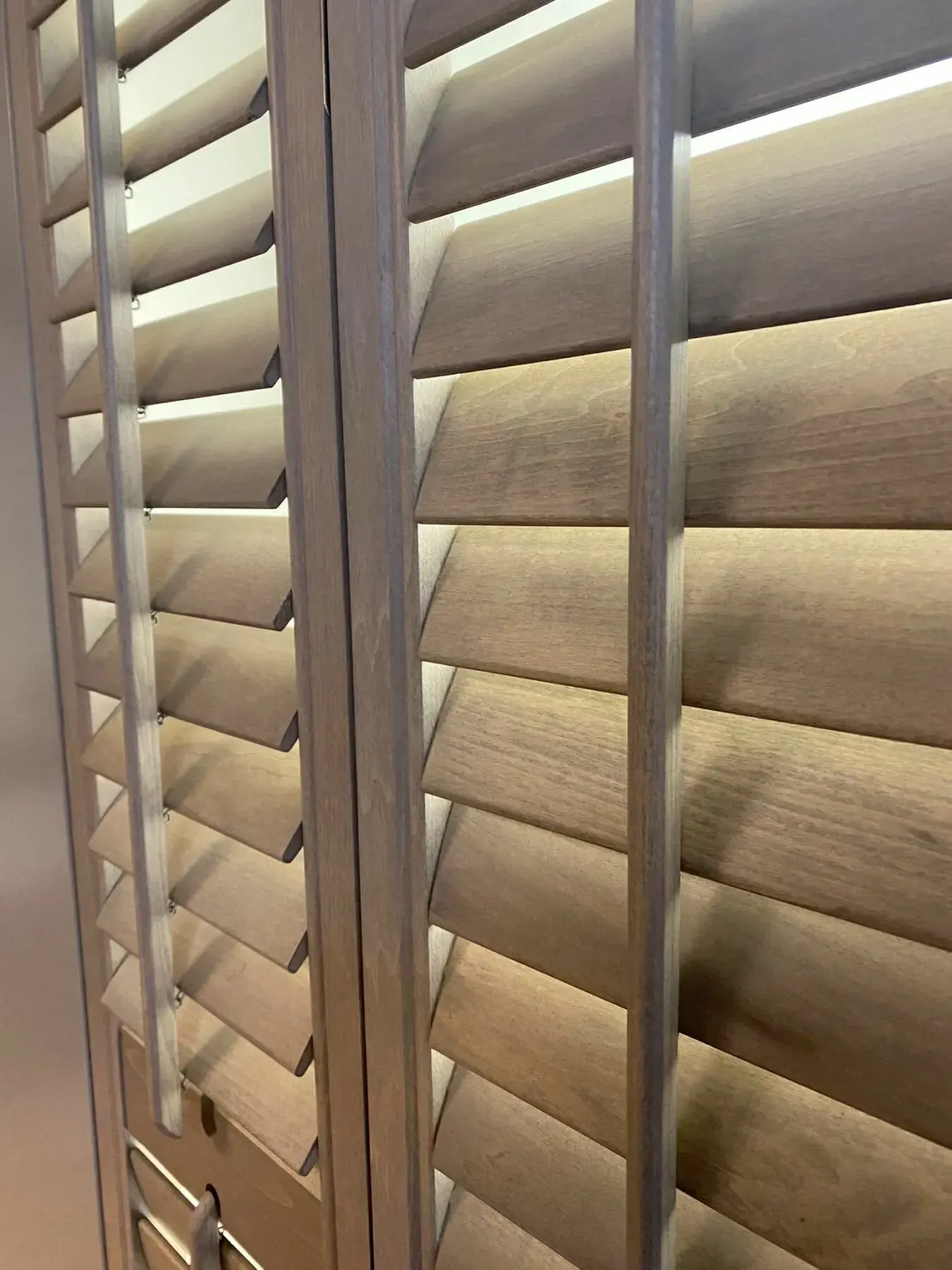Houten shutters in tegenlicht, van dichtbij.