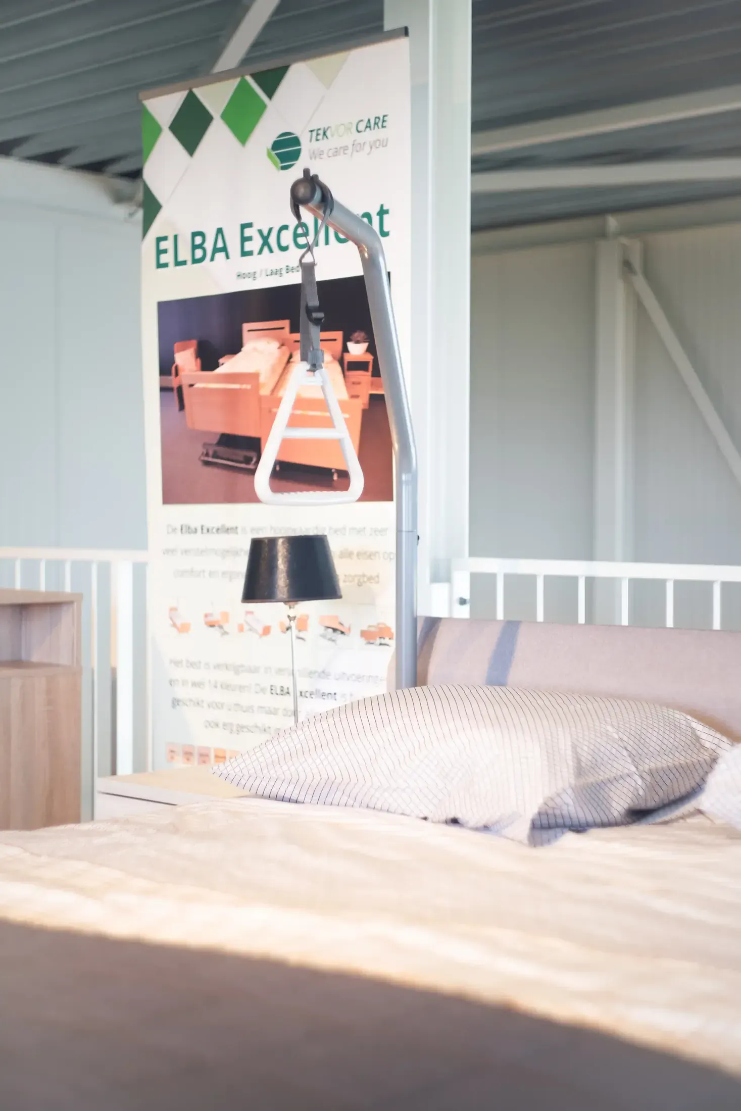 Presentatie van het zorgbed Elba in de showroom.