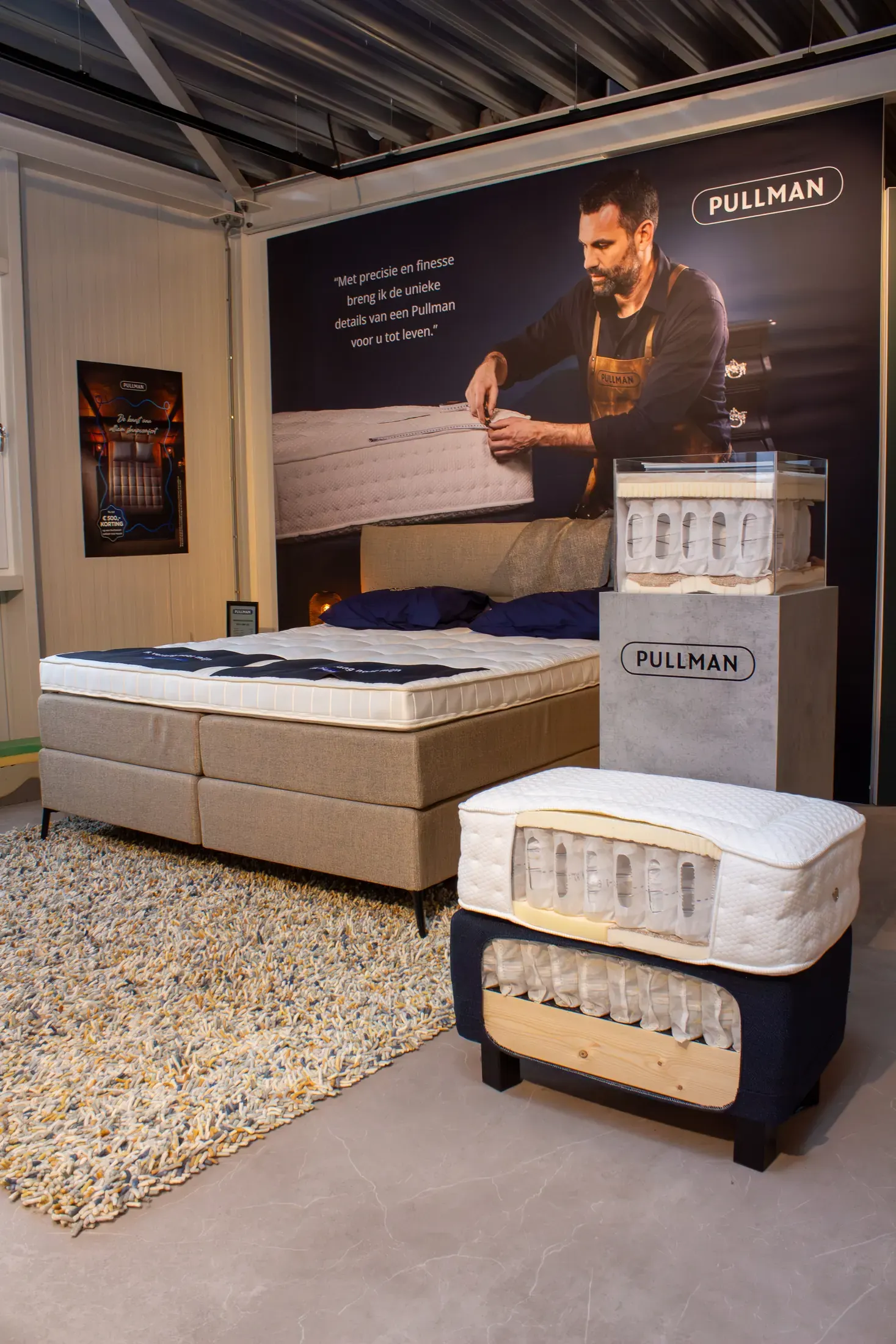 Pullman-presentatie in de showroom met een boxspring en doorsneden van pocketveermatrassen.