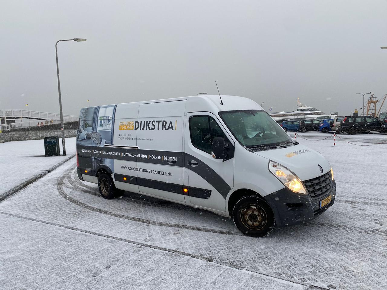 Witte mobiele showroombus waarmee wij klanten op Terschelling op locatie bezoeken.