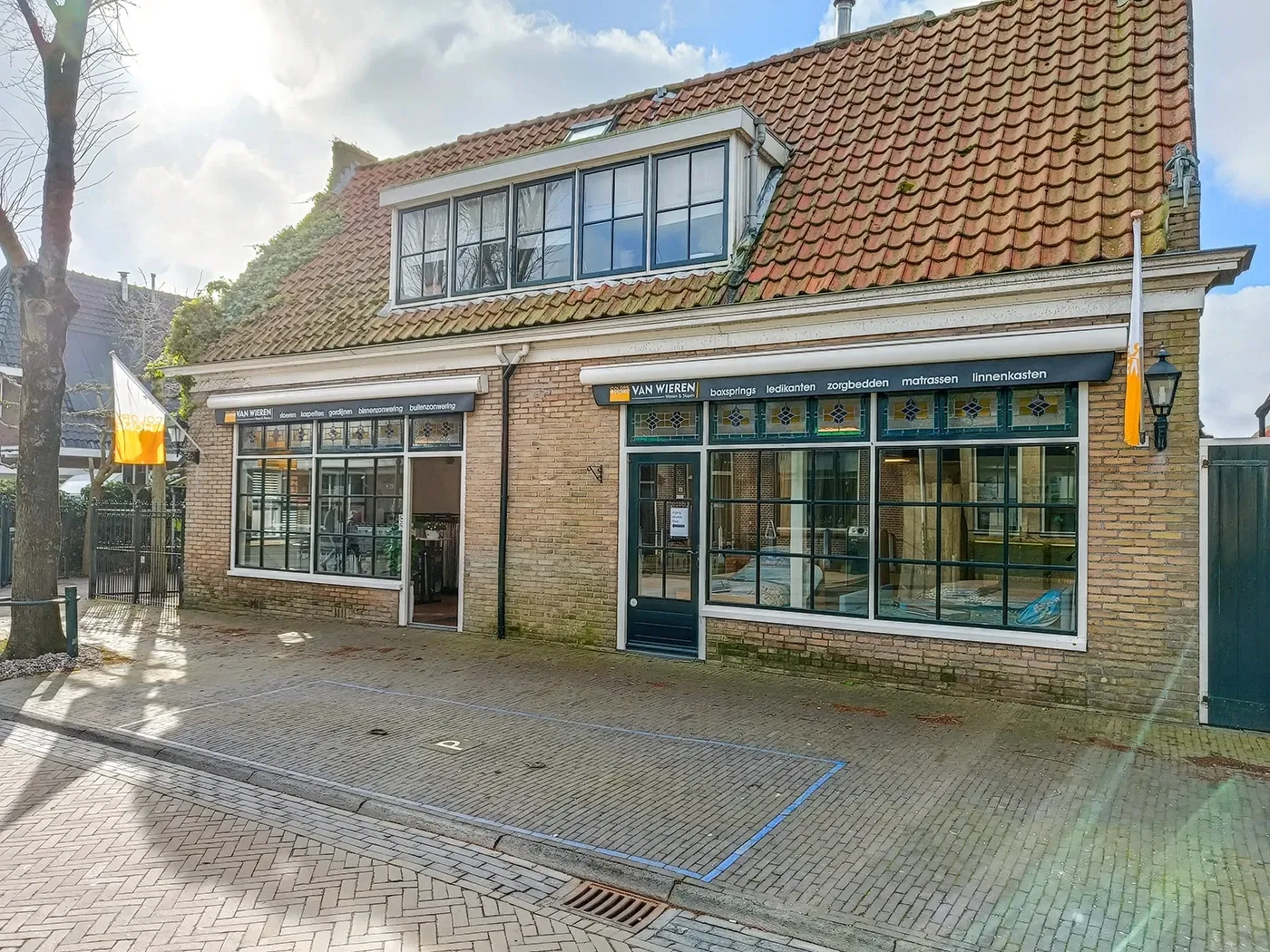 Voorgevel van onze vaste showroom op Terschelling aan de Oosterburen 46 in Midsland.