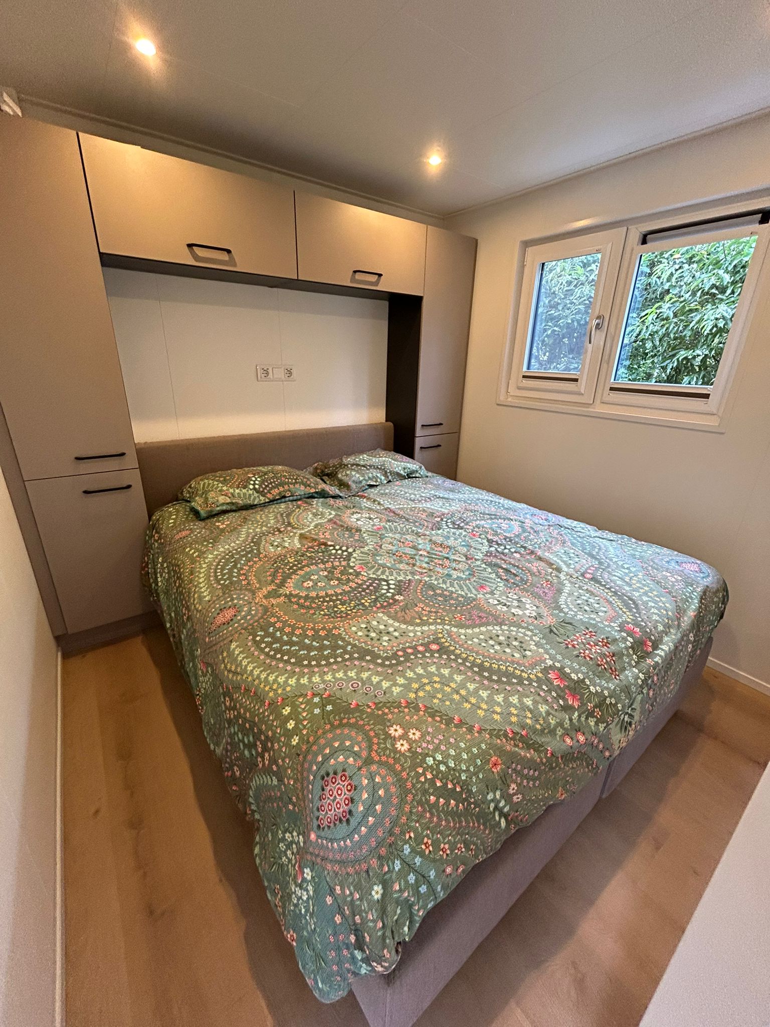 Boxspring op maat gemaakt voor een caravan.