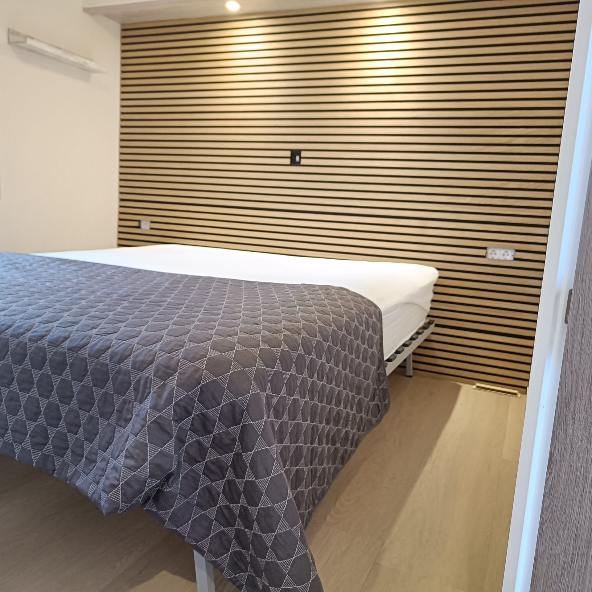 PVC vloer en houten lattenwand in een chalet op Terschelling.